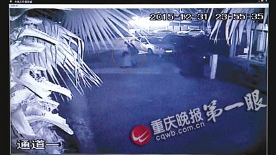 情侣大街上吵架 女方顺势倒地不起遭车碾压 情侣大街上吵架 女方顺势倒地不起遭车碾压