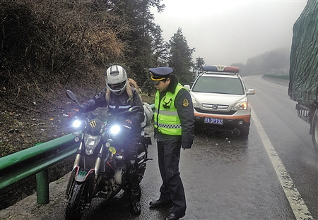 回家过年心切铤而走险 小伙把摩托车开上高速 回家过年心切铤而走险 小伙把摩托车开上高速