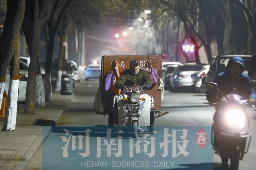 65岁老人一天要清理40个垃圾桶 挣钱给孙子看病 65岁老人一天要清理40个垃圾桶 挣钱给孙子看病