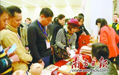 市民们对“丙申年”猴票表现出浓厚兴趣。