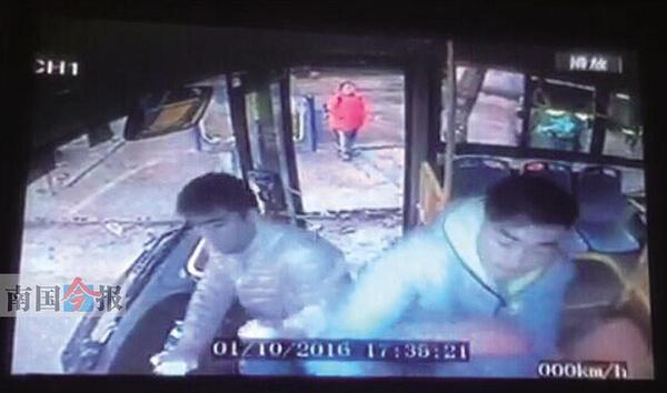 两男子冲上公交车暴打司机 抢方向盘酿车祸 两男子冲上公交车暴打司机 抢方向盘酿车祸