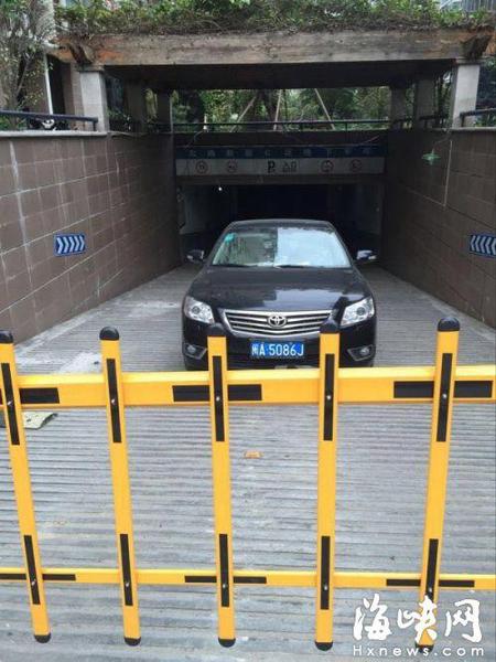 福州一小区现“任性”女车主 堵地库入口两天 福州一小区现“任性”女车主 堵地库入口两天
