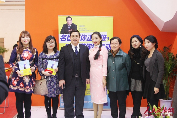 温建民、闵春晓和出版社工作人员合影