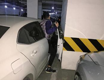 轿车小区停车位1年刮蹭26次 女车主:车位太窄 轿车小区停车位1年刮蹭26次 女车主:车位太窄