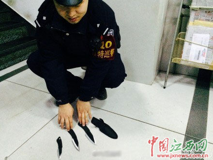 巡警收缴的刀具  巡警收缴的刀具