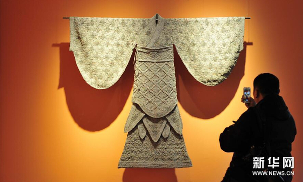 1月12日，观众在观看仿制的敦煌艺术服饰。