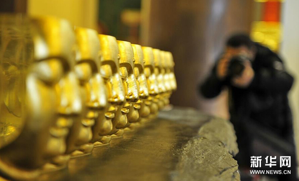 1月12日拍摄的艺术展上展出的敦煌艺术风格的琉璃佛像。