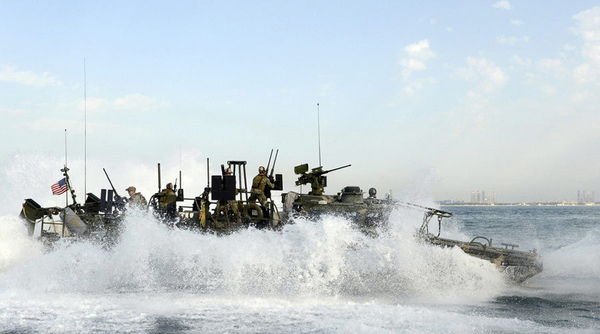 伊朗扣留两艘美国军舰2 伊朗扣留两艘美国军舰2