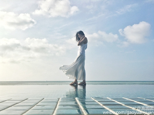 高圆圆站天水之间气质温婉穿纱裙清新俏丽（图）