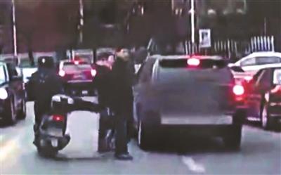 外籍男骑摩托踹倒行人被拘 受害人:未收到道歉1 外籍男骑摩托踹倒行人被拘 受害人:未收到道歉1