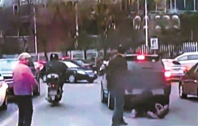 外籍男骑摩托踹倒行人被拘 受害人:未收到道歉2 外籍男骑摩托踹倒行人被拘 受害人:未收到道歉2