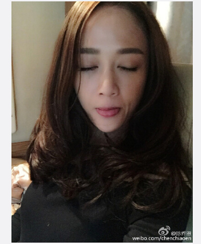 陈乔恩晒美照闭着双眼吐舌卖萌（图）