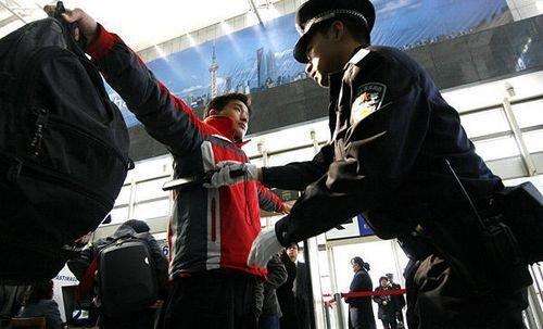 铁路禁止动物活体进站 女子怀藏小狗装怀孕被识破 铁路禁止动物活体进站 女子怀藏小狗装怀孕被识破