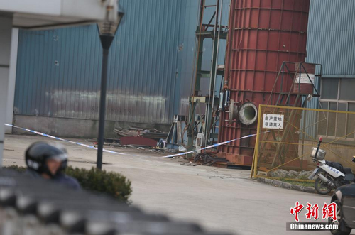 1月13日，上海市宝山区一机械厂发生爆炸，目前已造成4人死亡、2人受伤，具体事故原因正在进一步调查中。图为事发厂房拉起警戒线。中新社记者 张亨伟 摄