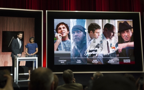 1月14日，在美国加利福尼亚州，演员约翰·克拉辛斯基（左）和美国电影艺术与科学学院主席谢丽尔·布恩·艾萨克斯宣布第88届奥斯卡最佳男配角提名。