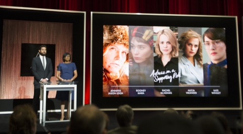 1月14日，在美国加利福尼亚州，演员约翰·克拉辛斯基（左）和美国电影艺术与科学学院主席谢丽尔·布恩·艾萨克斯宣布第88届奥斯卡最佳女配角提名。