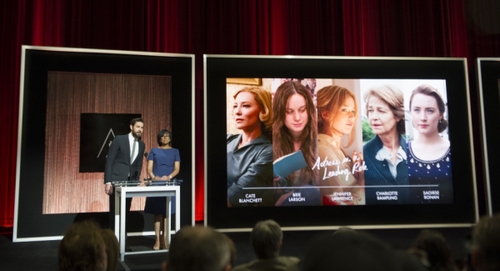 1月14日，在美国加利福尼亚州，演员约翰·克拉辛斯基（左）和美国电影艺术与科学学院主席谢丽尔·布恩·艾萨克斯宣布第88届奥斯卡最佳女主角提名。