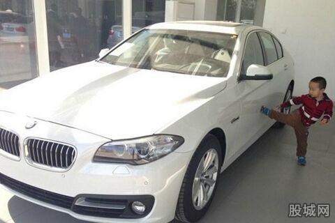 还有车被熊孩子划伤,索赔不成倒赔钱的。车主刘某的宝马车被一个6岁的孩子划了一道长长的划痕。由于孩子家长迟迟不肯赔钱,宝马车主将孩子的家长打伤,最终倒赔了14万元。