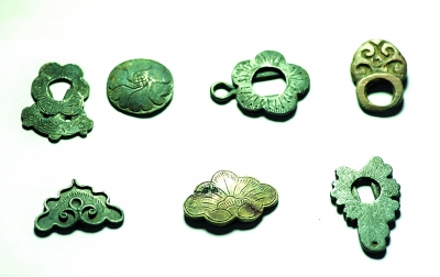 岷江河道里发现的银饰品 雷建摄 岷江河道里发现的银饰品 雷建摄