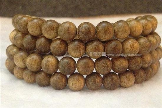 自古以来，沉香就已经备受人们关注。沉香不仅位列众香之首，还集各种价值于一身，其价格更是高之更高，之所以价格猛涨，主要还是因为稀缺，同时也使一些不法商家看中商机，纷纷造假，加铅法、真空高压法、表面抛油法……让许多玩家无法分辨，上当受骗。