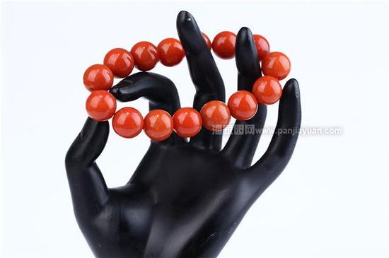 从古至今，只要是被市场热捧的产品，都会有被仿冒的现象发生。但是，仿造南红的案例，还是比较少见的。人工烧色、人工注胶、红碧石仿制、料器仿制较为常见，大家在购买时注意分辨。