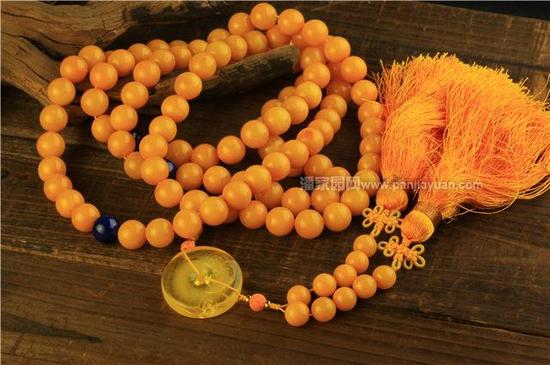 随着琥珀蜜蜡的价格不断上升，越来越多的商家觉得其中有利可图，再造琥珀蜜蜡、塑料仿制琥珀蜜蜡、科巴树脂冒充天然琥珀蜜蜡等，这些都是常用的伎俩，让琥珀蜜蜡深陷造假重灾区。