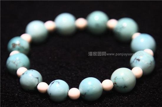 绿松石因其美丽的颜色和花纹深受古今中外人们的喜爱，随着玉石市场的发展，绿松石的仿制品也跃跃欲试，开始蒙骗消费者，注胶是最常见的，而且只能靠专业仪器才能检验，其次就是用菱镁矿染色，还有用树脂仿制。