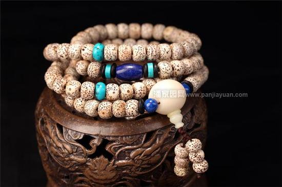 星月菩提在文玩圈中非常受欢迎，但如今也是赝品横行，作假手段可谓十分丰富。千万不要过度追求老星月，多半是油炸后出来的效果，一些商家还会使用成本低廉的破珠子漂泊加工。