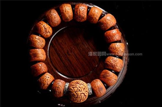 文玩圈中使用其他籽来冒充小凤眼已经不是秘密了，凤眼菩提的价格是尺寸越小的越贵，，而酸枣核尺寸小的很多，而且有些酸枣核价格稍微便宜一点，所以有些人把酸枣核冒充凤眼卖。