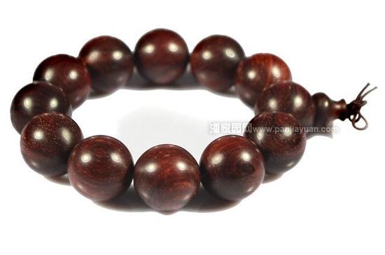 随着市场上越来越多小叶紫檀的出现，真假难辨，买到假的小叶紫檀做成的手串的人也越来越多。小叶紫檀多数采用的是以次充好的方式，要想不吃药上当，还得先掌握一定的理论知识。