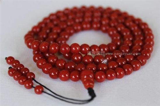 由于红珊瑚价格的飙升，使得一些不法商贩铤而走险以假乱真以次充好，从中谋取利益。现在除了以染色海竹滥竽充数外，廉价的白珊瑚、染色大理岩、粉红色玻璃、吉尔森合成珊瑚都成了红珊瑚的“替身”。