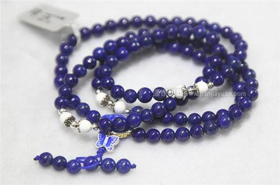 青金石造假相对其他宝石较为容易分辨。但不法商家往往抓住人们追求完美的心理，制造出“完美无白无金青金石”珠串，出成品经过抛光之后，普通消费者难以看得出来。