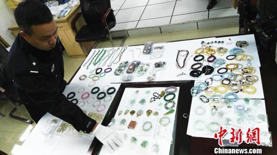 14日，警方展示部分追缴的赃物。王刚摄