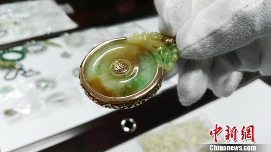 14日，警方展示部分追缴的赃物。王刚摄