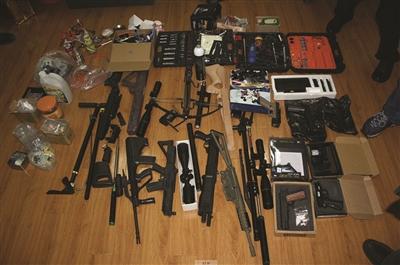 男子网购仿真枪零件再组装 建私人“军火库” 男子网购仿真枪零件再组装 建私人“军火库”