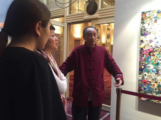 严陆根先生与梁安琪女士在拍卖现场