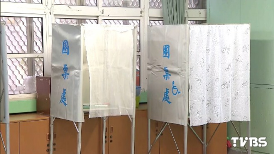 台湾两项选举开始投票 万余警察护投开票所安全 台湾两项选举开始投票 万余警察护投开票所安全