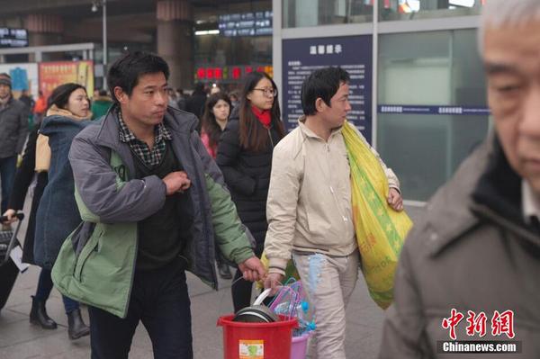 春运临近 乘客避峰返乡2