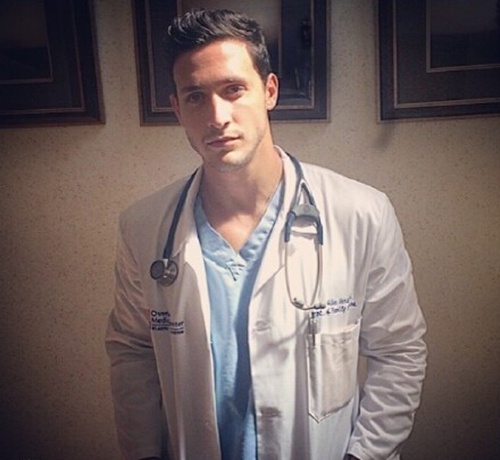 “全球最帅医生”网络走红