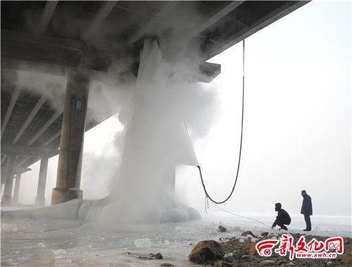 吉林铲除巨型冰柱用七吨沸水