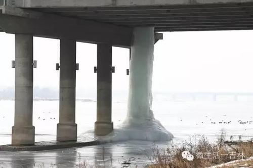 吉林铲除巨型冰柱用七吨沸水
