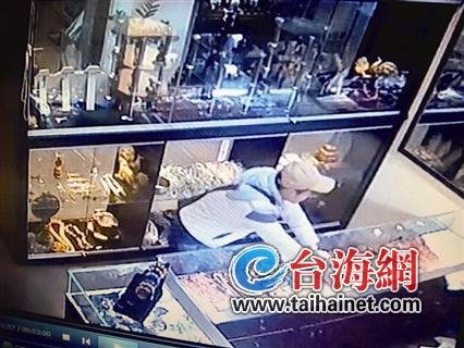 抢匪洗劫价值80万元红珊瑚 7分钟后被民众抓获