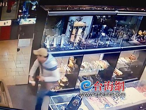 抢匪洗劫价值80万元红珊瑚 7分钟后被民众抓获