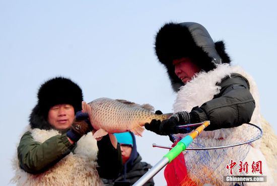 2016年01月16日，辽宁省沈阳市，为期一个半月的第四届辽宁康平卧龙湖大辽文化冬捕节在沈阳市康平县卧龙湖开幕，期间举行辽代祭祖仪式、祭湖醒网仪式、观看北方传统古法捕鱼、品尝鱼头汤、看雪雕、逛庙会等丰富多彩的系列活动。卧龙湖位于沈阳北部，面积127.5平方公里，是辽宁省最大的平原淡水湖。当地的大辽文化冬捕节已经连续举办三届，辽代元素贯穿整个冬捕活动，成为辽宁北部地区独具特色的冬季旅游品牌。视觉中国