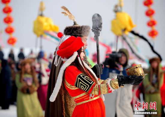 2016年01月16日，辽宁省沈阳市，为期一个半月的第四届辽宁康平卧龙湖大辽文化冬捕节在沈阳市康平县卧龙湖开幕，期间举行辽代祭祖仪式、祭湖醒网仪式、观看北方传统古法捕鱼、品尝鱼头汤、看雪雕、逛庙会等丰富多彩的系列活动。卧龙湖位于沈阳北部，面积127.5平方公里，是辽宁省最大的平原淡水湖。当地的大辽文化冬捕节已经连续举办三届，辽代元素贯穿整个冬捕活动，成为辽宁北部地区独具特色的冬季旅游品牌。视觉中国