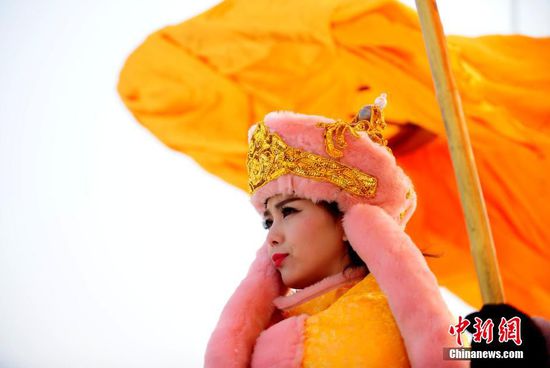 2016年01月16日，辽宁省沈阳市，为期一个半月的第四届辽宁康平卧龙湖大辽文化冬捕节在沈阳市康平县卧龙湖开幕，期间举行辽代祭祖仪式、祭湖醒网仪式、观看北方传统古法捕鱼、品尝鱼头汤、看雪雕、逛庙会等丰富多彩的系列活动。卧龙湖位于沈阳北部，面积127.5平方公里，是辽宁省最大的平原淡水湖。当地的大辽文化冬捕节已经连续举办三届，辽代元素贯穿整个冬捕活动，成为辽宁北部地区独具特色的冬季旅游品牌。视觉中国