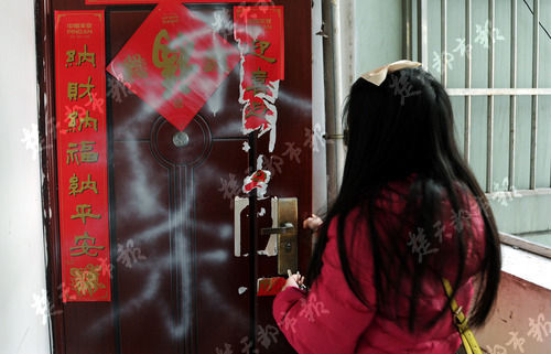 妙龄女子凌晨独自回家 门上被人写满