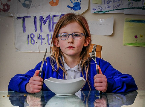 英女孩患怪病成“仿生人”:无痛不饿极少睡