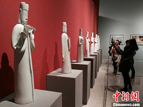 朱乐耕在其作品前接受媒体采访。宋宇晟 摄