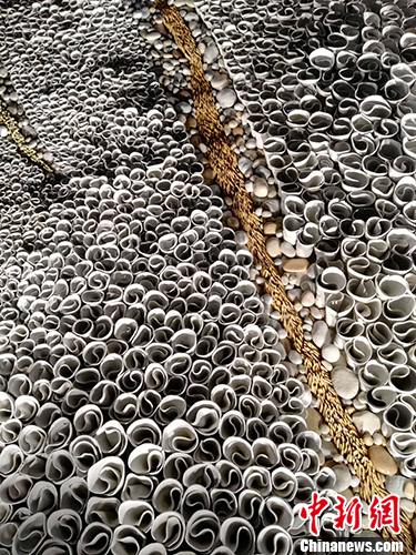 朱乐耕在其作品前接受媒体采访。宋宇晟 摄